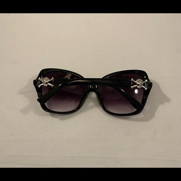 Black gradient fashion sunglasses with skulls